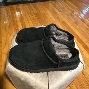 Pre owned Classic UGG slipper black size 8 worn for one winter good condition